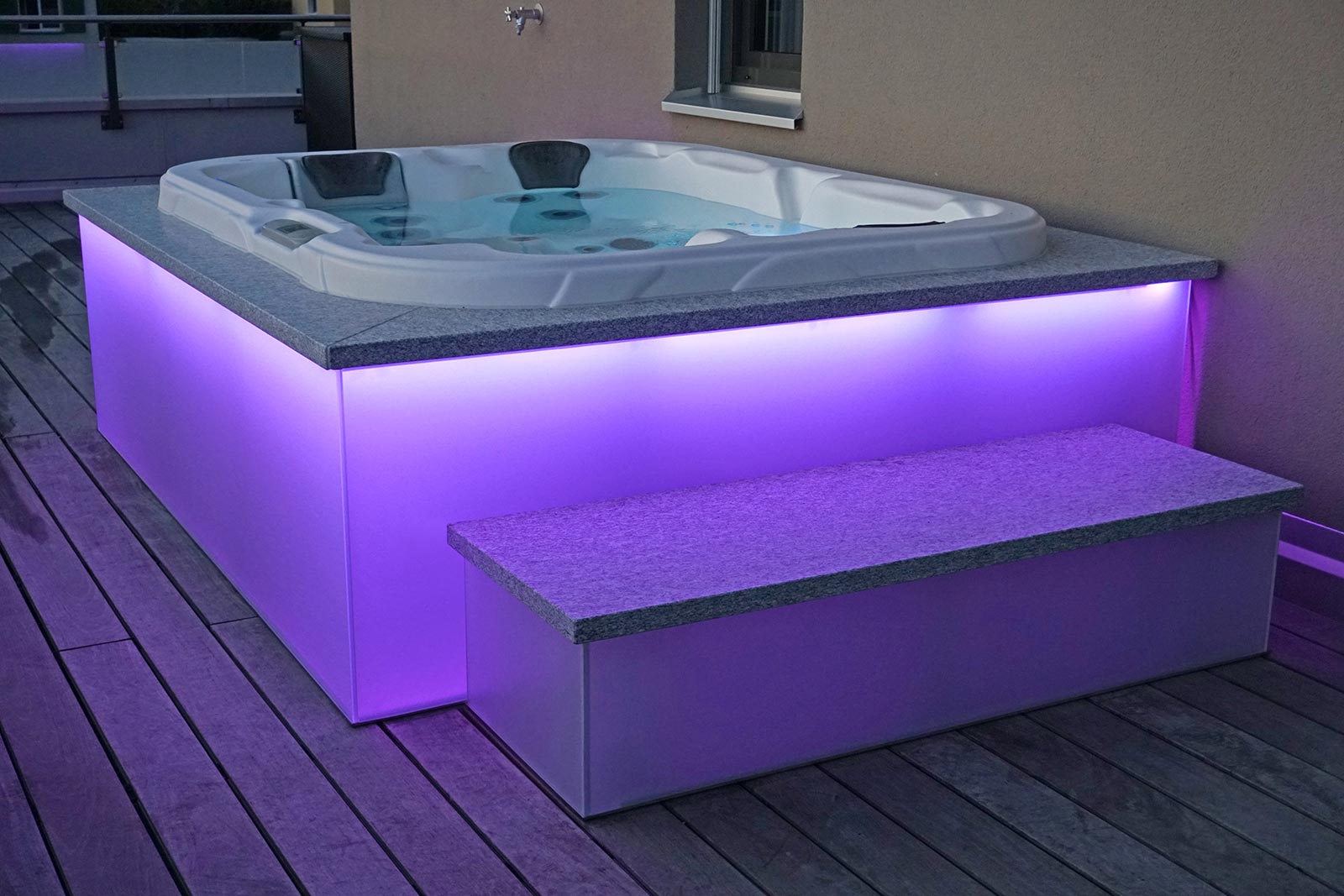 Whirlpool mit LED-Beleuchtung violett